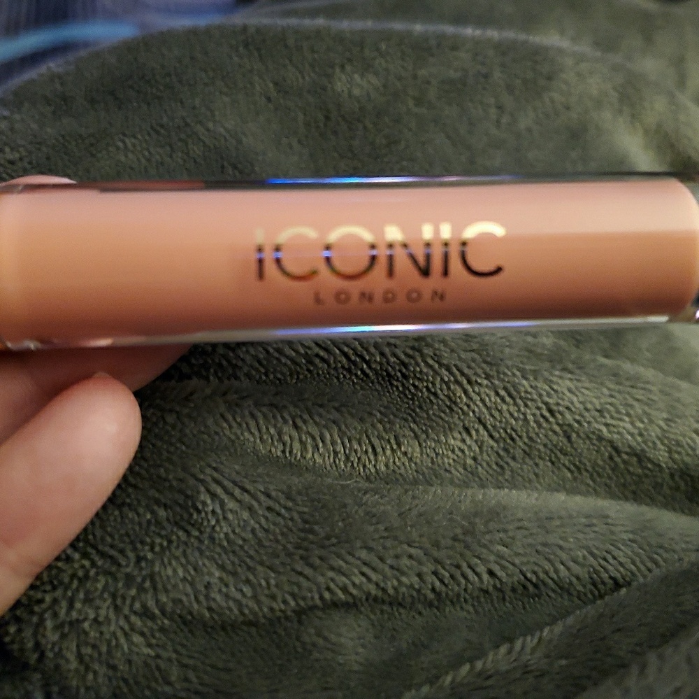 Iconic lip plumping gloss